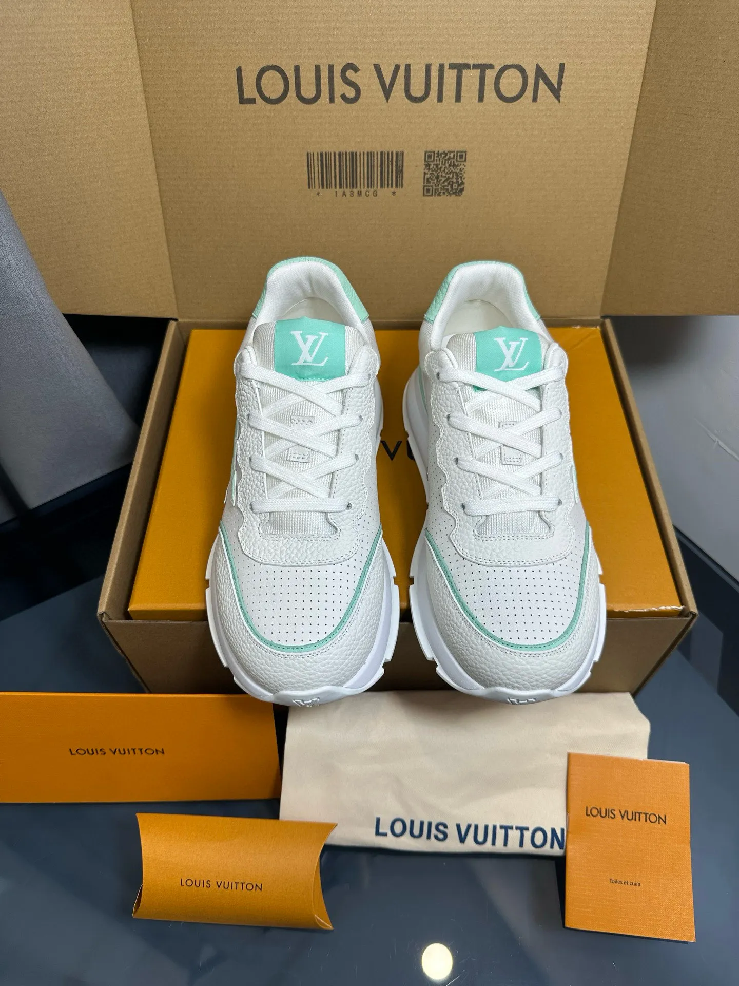 Factory price: 700💰🌈LV | Louis Vuitton 2025𝐬𝐬 🧡💚2025 spring and summer new style top version‼ ️The original version is the same. The counter focuses on the latest casual shoes and new hard goods🆕 ❥Purchasing agent level! Full of high-end feel! A popular model among bloggers at home and abroad, it’s retro and fashionable, and looks stunning on your feet! Wear a lot of happiness! The official website's main recommendation★ ━━━━━ ЅᏇєєt ━━━━━ ▪️Upper: Original custom-made imported calfskin fabric ▪️Inner: breathable gauze imported from Italy ▪️Outsole: rubber foam ➕t men's men's shoes 💰u high-end outsole ▪️Color: nine colors available ▪️Shoe size: 35-44, (45, 46 customized)